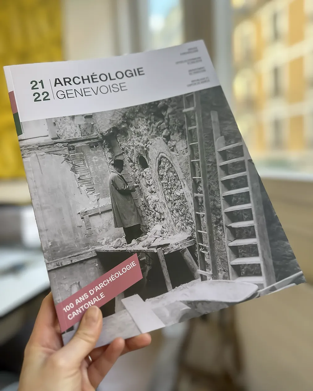 Archéologie Genevoise n°6, Refonte légère du design et mise en page du sixième numéro d’Archéologie Genevoise, retraçant les 100 ans du Service.